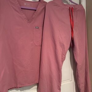 🔥 Color Alert! Figs set, Chalk pink w/orange ties